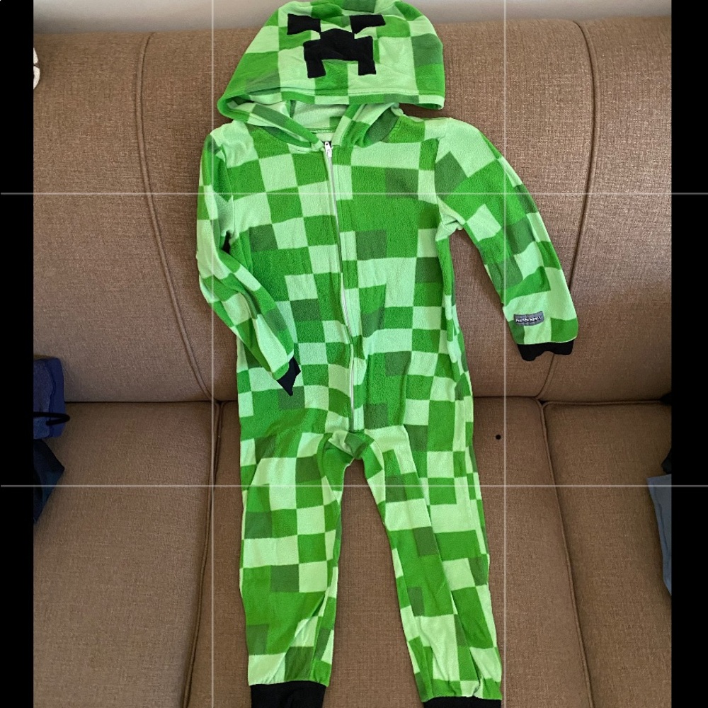 Minecraft lot (set of 6): 4 shirts, jacket, onesie- S (6-7)